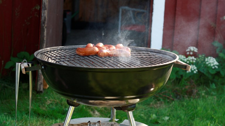 pølser på en grill der ryger